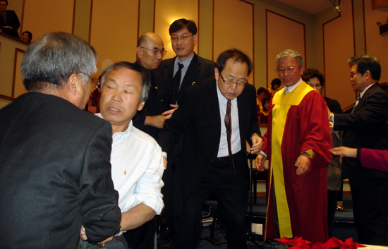투표에 앞서 발언을 하려는 이와 말리는 이들로 몇번의 마찰을 빚기도 했다.