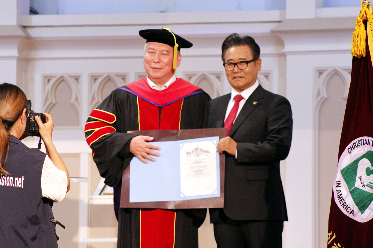 LA 에락가세티 시장의 감사장을 엘리야 김 총장(좌)에게 전달하는 미주 한인 애국인교회 담임 존 김 목사(우)