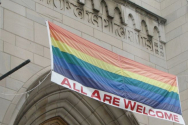PCUSA 소속 교회 중 워싱턴 D.C.에 위치한 필그림교회가 동성애자들을 환영한다는 배너를 걸고 있다. ⓒ필그림교회