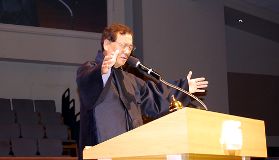 축도하는 김남수 목사