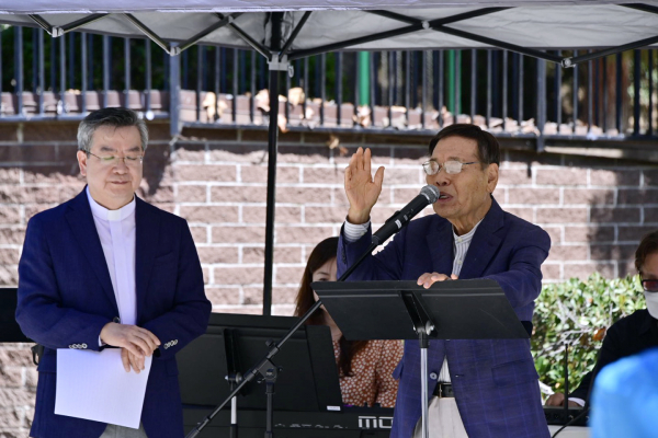 기쁜우리교회 전교인 야외예배에서 축도하는 박희민 목사
