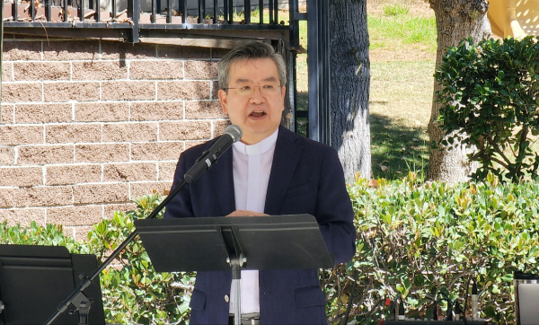 기쁜우리교회 전교인 야외예배에서 설교하는 김경진 목사