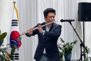 플루티스트 송솔나무 선교사가 연주하고 있다. ©로고스선교회 