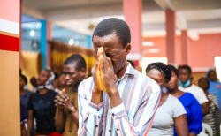 나이지리아 오그모보쇼에 위치한 트루워십퍼교회에서 열린 예배 도중 교인들이 기도하고 있다.©Gracious Adebayo/ Unsplash.com