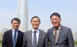 지난해 4월 롯데월드타워와 석촌호수를 배경으로 함께한 이정일·김도인·박양규 목사(오른쪽부터). 이 만남으로부터 1년 만에 ‘영국행’은 결실을 맺었다. 