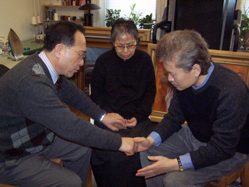 김영환 목사가 두 부부에게 축복기도를 해주고 있다.