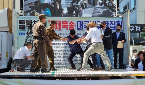 이날 집회에선, 최근 사진과 영상을 통해 공개된 강제추방 장면을 재연하는 퍼포먼스가 있었다. ©최승연 기자