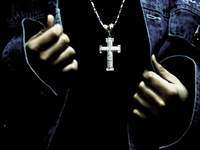 1집 앨범이 나오기 전까지 크리스05는 얼굴을 공개하지 않기로 했다.