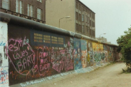 동독에서 탈출하려던 수백명에게 국경 경비대가 조준 사격을 가한 동서 베를린 장벽의 중간 지대인 소위 &#039;죽음의 띠(death strip)&#039; 자리. 다시 세워진 화해교회는 베를린 장벽의 소위 &#039;죽음의 띠&#039; 자리에 세워졌다. ©위키피디아