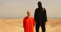 IS 대원이 미국인 제임스 폴리 기자를 참수하는 영상. ⓒ유튜브 영상 캡쳐