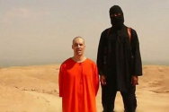 IS 대원이 미국인 제임스 폴리 기자를 참수하는 영상. ⓒ유튜브 영상 캡쳐
