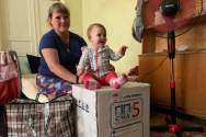 우크라이나 동부 루한스크를 탈출해 드니프로에 임시 정착한 테티아나(가명) 씨아 아기 올하(11개월). 세이브더칠드런을 통해 식료품, 물, 위생 키트를 지원받았다. ©세이브더칠드런 제공