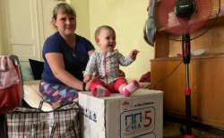 우크라이나 동부 루한스크를 탈출해 드니프로에 임시 정착한 테티아나(가명) 씨아 아기 올하(11개월). 세이브더칠드런을 통해 식료품, 물, 위생 키트를 지원받았다. ©세이브더칠드런 제공