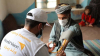 아프가니스탄월드비전 직원이 보건서비스를 제공하고 있는 모습. ⓒ월드비전