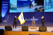 차기 CBMC 한국대회 준비위원장인 이성복 경기북부연합회 회장(맨 왼쪽)이 대회기를 흔들고 있다. ©이지희 기자