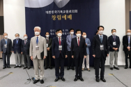 대한민국기독교원로의회 주요 임원 및 실무자들이 추대·위촉장을 받은 뒤 단 위에 도열해 있다. ©김진영 기자