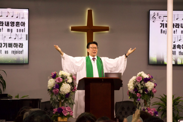 예배를 인도하는 한현종 목사