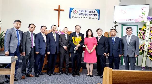 왼쪽부터 손윤길 목사, 정종윤 목사, 이규보 목사, 박헌성 목사, 정옥진 장로, 민성혁 담임 목사와 에스더 사모, 김기섭 목사, 서종운 목사, 성요셉 목사.