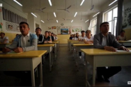 중국 정부가 신장 지역에 설립한 ‘훈련 교육 센터’에서 수감자들이 수업에 참여하고 있다. ⓒBBC 보도화면 캡쳐