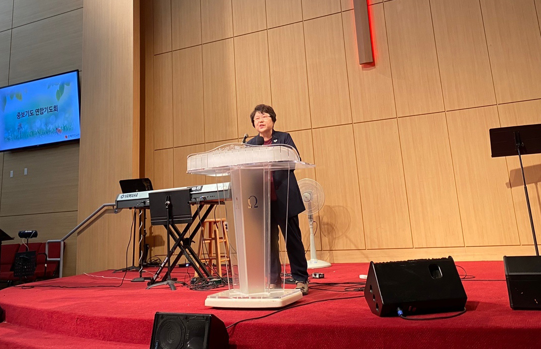  제1회 중보기도팀 연합 기도대회에서 합심기도를 인도하는 은혜교회 중보기도팀 전혜숙 목사