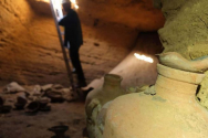 국립공원 공사 현장에서 바위를 치우자 발견된 ‘매장 동굴’ 속 유물. ⓒIAA