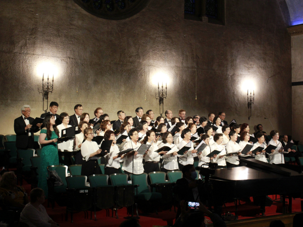 한국·우크라이나 자선음악회에서 외대합창단, 미주 여성 코랄, LA 목사 중창단 연합 합창단은 우크라이나어로 노래해 큰 박수를 받았다 