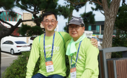신장기증인 이영천 집사(오른쪽)를 만난 김동조 목사 ©사랑의장기기증운동본부