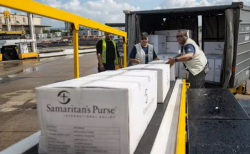 사마리안퍼스 팀원들이 푸에르토리코로 운반된 구호품을 하역하고 있다. ⓒ사마리안퍼스