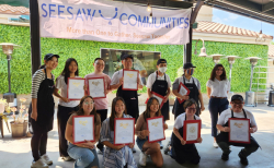 Seesaw Communities 창립 1 주년 기념 행사에서 상장을 받은 직원들과 봉사자들