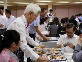 송정명 목사가 위 브릿지 컨퍼런스 참석자들에게 직접 음식을 배달하고 있다. 뒤로 고승희 목사가 보인다.