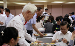 송정명 목사가 위 브릿지 컨퍼런스 참석자들에게 직접 음식을 배달하고 있다. 뒤로 고한승 목사가 보인다.