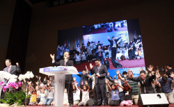 2022 다민족 연합기도회에서 아이들과 함께 무릎을 꿇고 기도하는 한국어 그룹 성도들