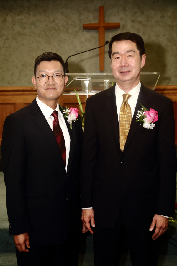 토랜스선한목자교회 1대 담임 김현수 목사(오른쪽)와 2대 담임 이승혁 목사(왼쪽)