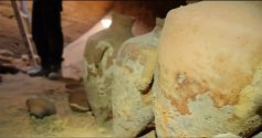 이스라엘 고대유물청(IAA) 조사관 우지 로스스타인(Uzi Rothstein)이 동굴 밖 현장에 있는 모습을 보여 주는 영상. ⓒ동영상 캡쳐