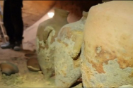 이스라엘 고대유물청(IAA) 조사관 우지 로스스타인(Uzi Rothstein)이 동굴 밖 현장에 있는 모습을 보여 주는 영상. ⓒ동영상 캡쳐