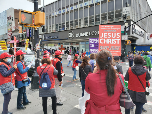 뉴욕교협이 올 회기 마지막 사업으로 뉴욕시 거리전도를 실시했다. 플러싱 거리에서 전도하고 있는 목회자들과 평신도들.