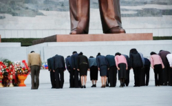 북한 김일성 동상에 절하고 있는 북한 주민들. ©한국오픈도어