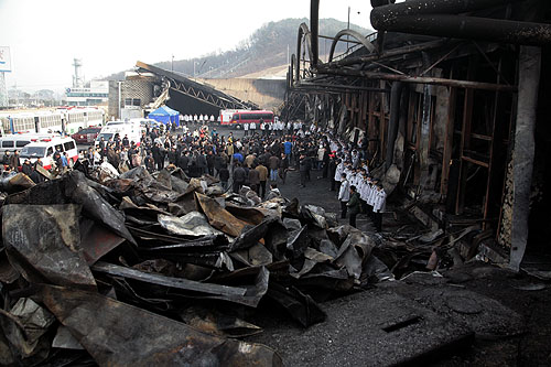 9일 오후 유가족들이 찾은 사건현장은 시커먼 건물 잔해와 엿가락처럼 휜 철골들로 처참한 상황을 보여줬다. ⓒ고준호 기자 