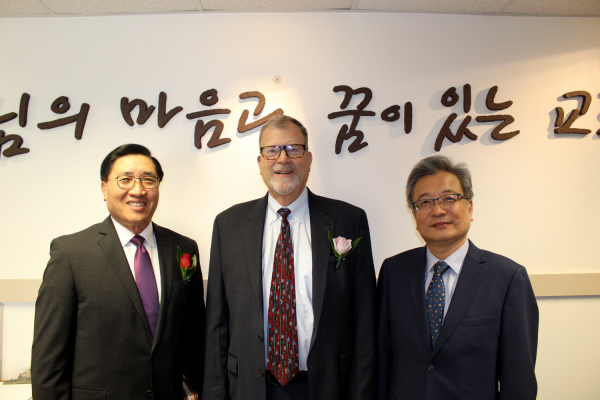 왼쪽부터 김경천 목사, 폴 스트런 목사, 김진석 목사