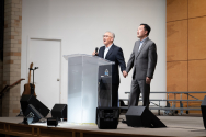 두 손을 맞잡은 김도현 목사(오른쪽)와 이원규 목사(왼쪽)