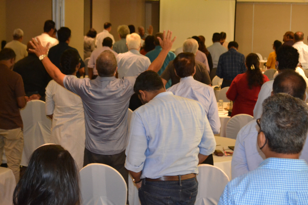 스리랑카 복음화를 위해 기도하는 스리랑카 교회 지도자들과 선교사들