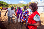 우간다 카라모자 지역에서 세이브더칠드런 직원이 주민들에게 염소를 배분하고 있다. ©세이브더칠드런 제공