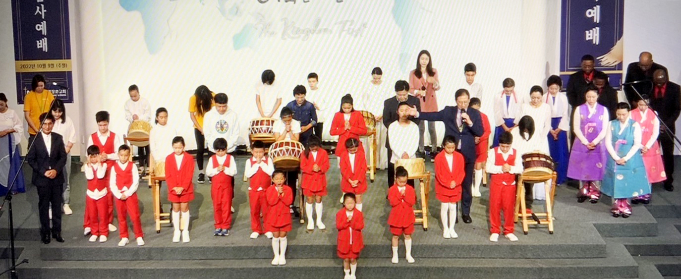 창립 40주년을 맞아 개최된 문화 선교 공연 후 참가자들이 함께 기도하고 있다