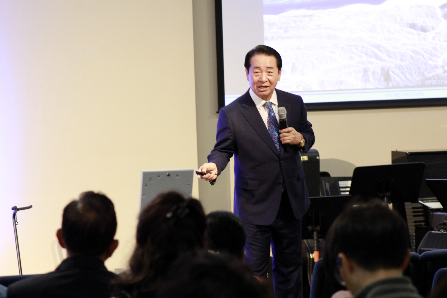 새생명비전교회에서 시내산 세미나를 인도하는 김승학 장로