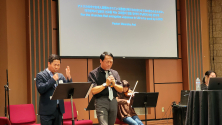 미국에서 일본선교를 하는 교회들의 연합을 위해 기도하는 마사노부 아라이 목사(오른쪽)