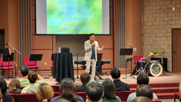 남가주 일본인 교회 연합집회에서 찬양하는 최덕신 찬양사역자