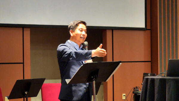 남가주 일본인 교회 연합집회에서 설교하는 박은성 목사