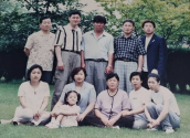 자녀들과 함께한 김종숙 씨의 생전 모습. 첫 번째 줄 왼쪽에서 세 번째가 김종숙 씨, 두 번째가 백창전 씨다. ⓒ사랑의장기기증운동본부 제공