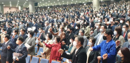 예장 백석 가입 환영감사예배에서 참석자들이 한국교회 연합의 마중물이 될 것을 선언하고 있다. ⓒ백석 총회