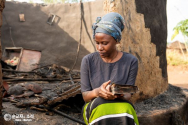 &#039;나이지리아의 레베카&#039;의 한 장면. 잿더미가 된 집의 잔해에서 건진 성경을 들고 있는 레베카. ©한국 순교자의 소리